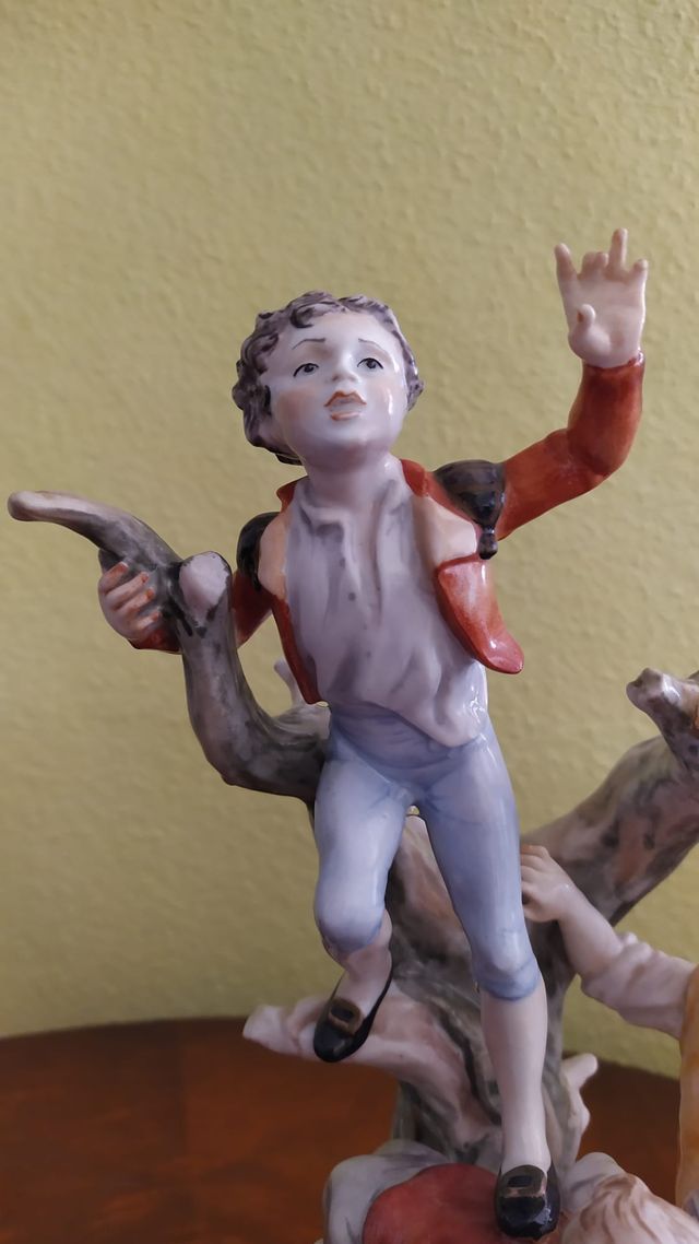 Antigua figura de porcelana