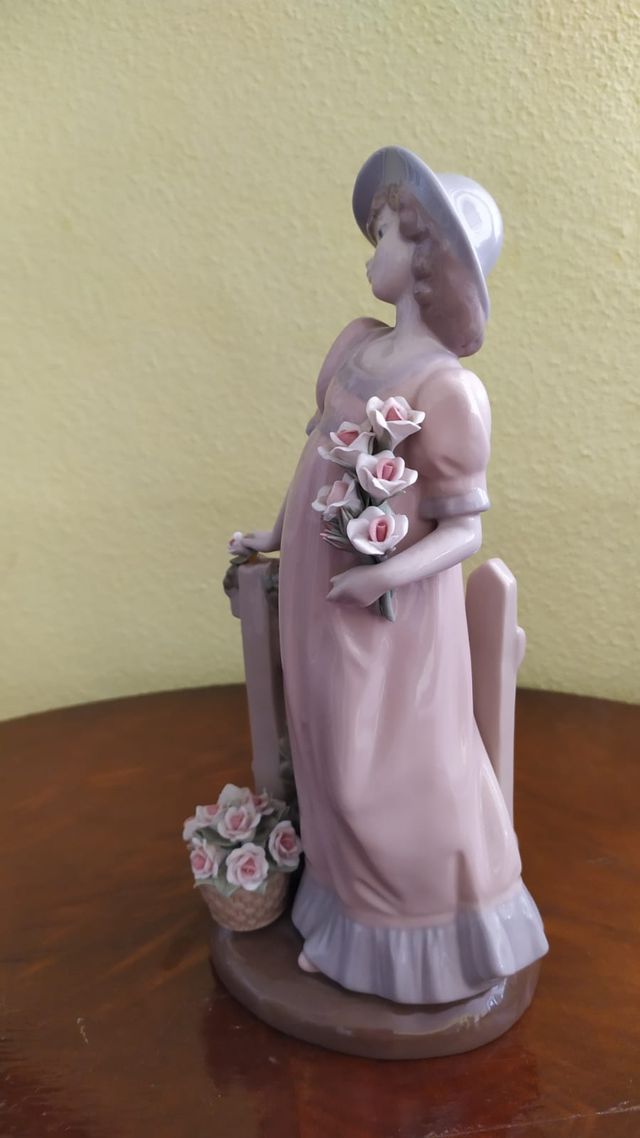 Preciosa figura de porcelana NADAL