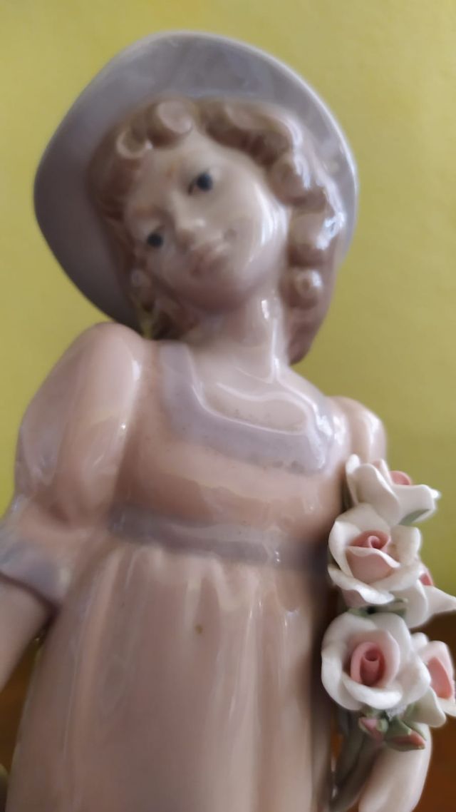 Preciosa figura de porcelana NADAL