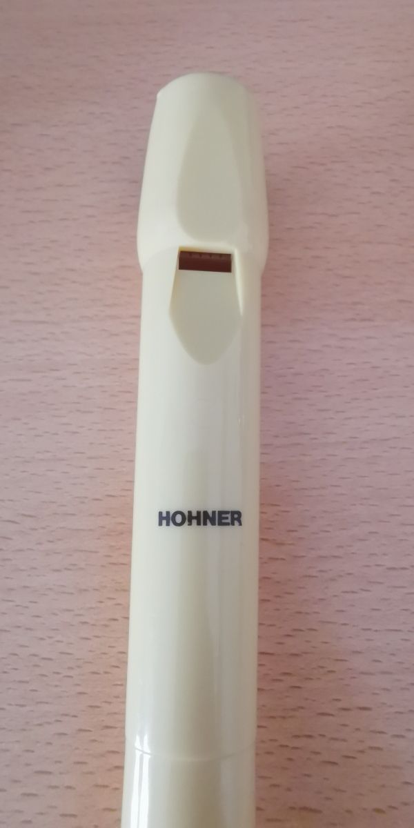 Flauta Honhner con accesorios.