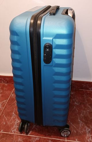 Maleta mediana y neceser. de segunda mano por 35 EUR en Madrid en WALLAPOP