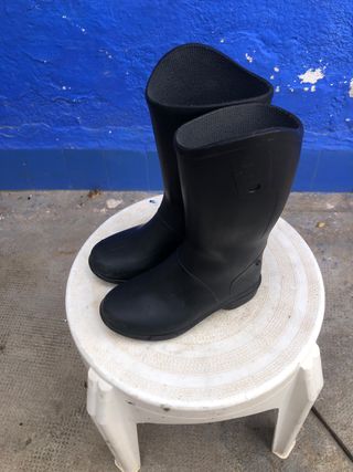 Botas para montar a caballo y de agua de segunda mano por 10 EUR en Alcázar  de San Juan en WALLAPOP