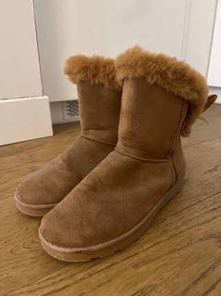 Botines pelo tipo UGG de segunda mano por 7 EUR en Madrid en WALLAPOP