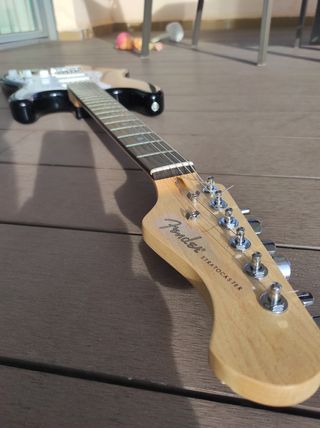 Guitarra eléctrica Fender stratocaster (REPLICA) de segunda mano por 135  EUR en Madrid en WALLAPOP