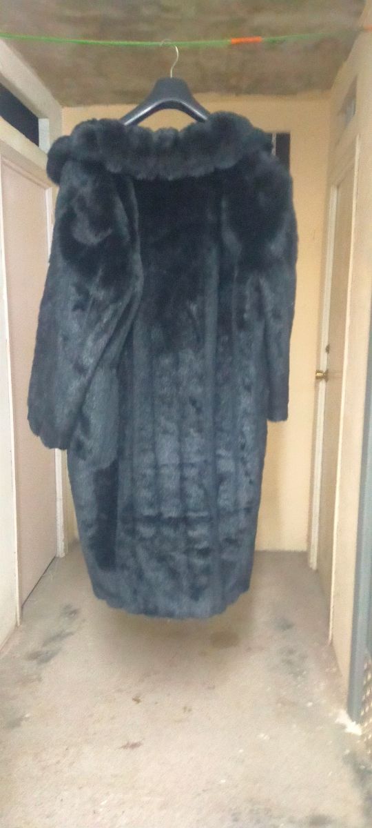 Abrigo piel negro sintético