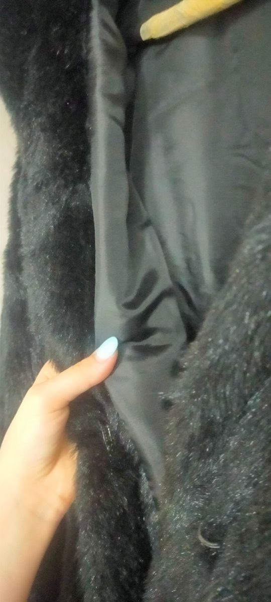 Abrigo piel negro sintético