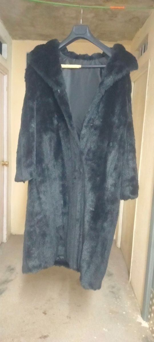 Abrigo piel negro sintético