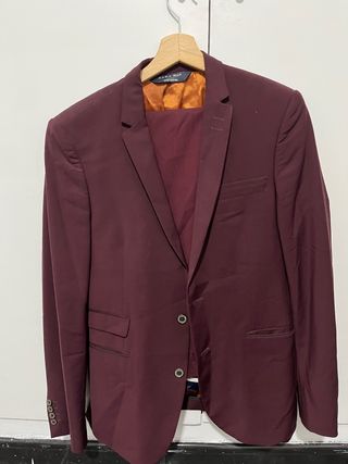 TRAJE ZARA BURDEOS de segunda mano por 40 EUR en Sant Boi de Llobregat en  WALLAPOP