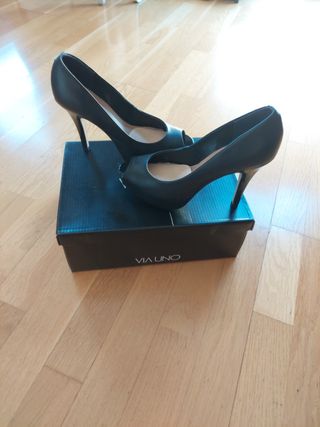 Zapatos salón semi abiertos mujer piel negro de segunda mano por 20 EUR en  Madrid en WALLAPOP