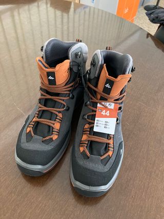 Botas montaña trekking trek100 Forclaz Decathlon de segunda mano por 60 EUR  en Madrid en WALLAPOP