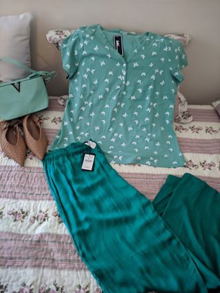 Pantalón mujer Couchel verde talla 48 de segunda mano por 19 EUR en Cabra  en WALLAPOP