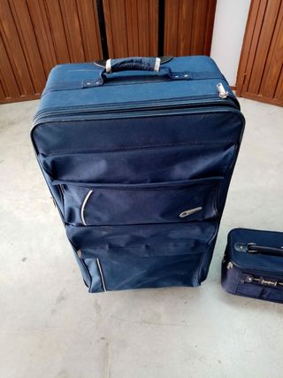 Juego de maletas de viaje una grande color azul 80 de segunda mano por 19  EUR en Antequera en WALLAPOP