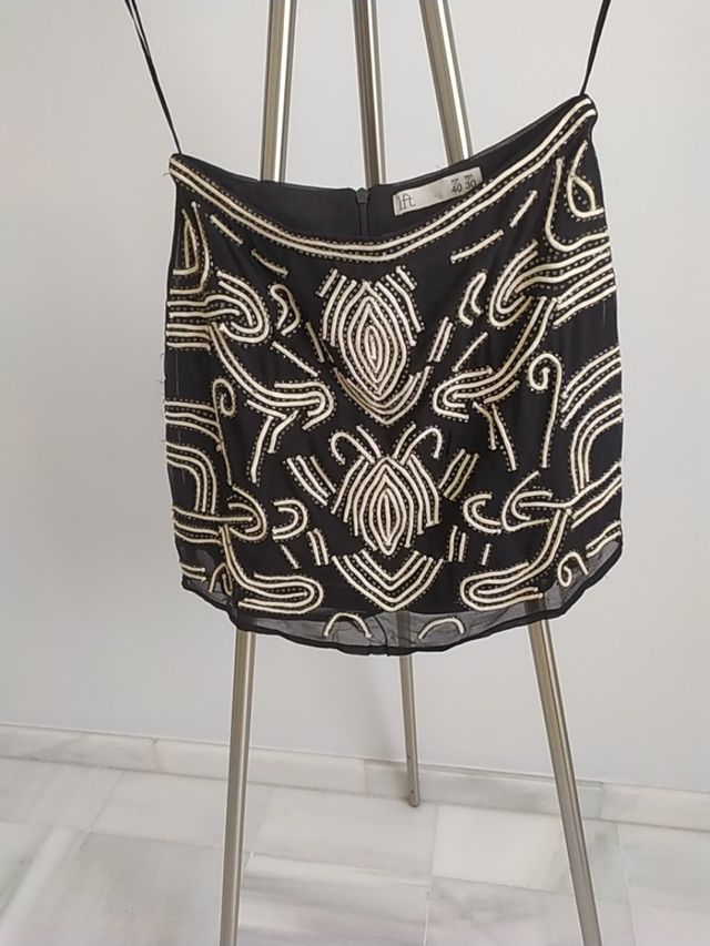 falda negra con relieve