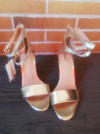 Sandalias Stradivarius doradas de segunda mano en WALLAPOP