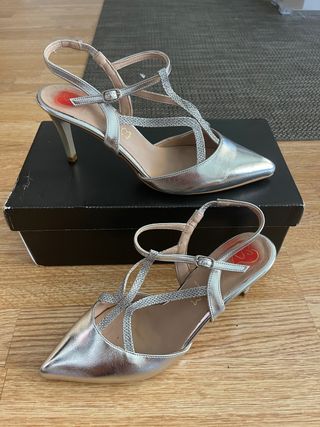 Zapatos de fiesta plateados de segunda mano en WALLAPOP