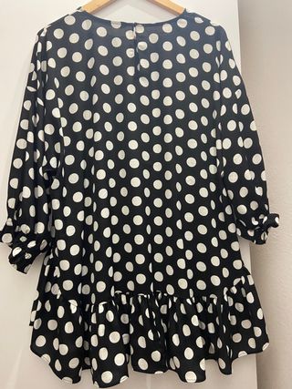BLUSA NEGRA CON LUNARES BLANCOS DE ZARA. NUEVA. de segunda mano por 15 EUR  en Torrelavega en WALLAPOP