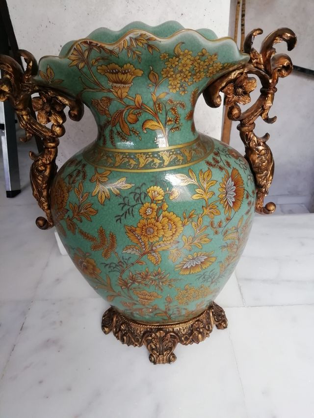 jarrón  en color verde y  oro envejecidos