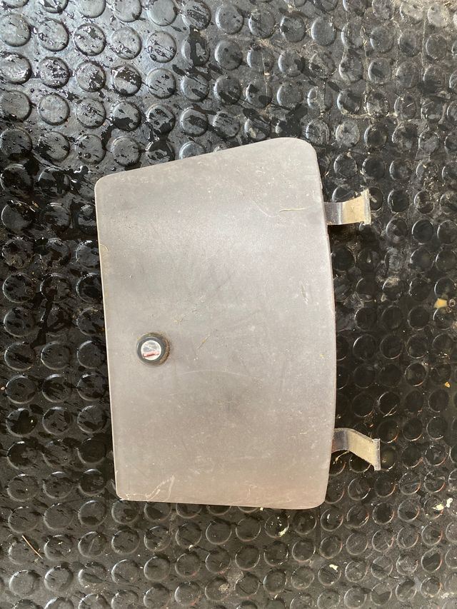 Tapa guantera derbi gp1 predator