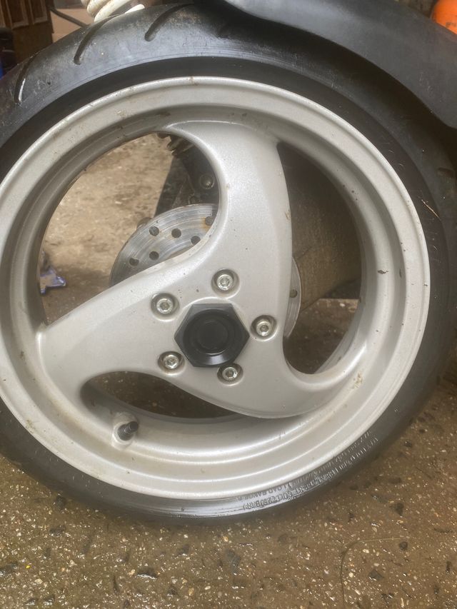 Rueda trasera derbi gp1 predator