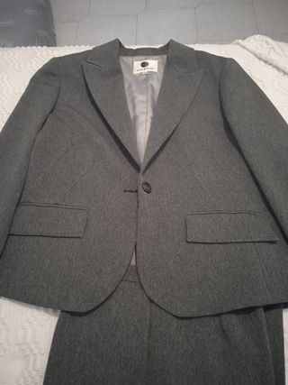 Traje chaqueta gris de mujer Punto Roma de segunda mano por 35 EUR en Salt  en WALLAPOP