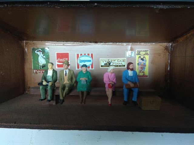 LGB Y PLAYMOBIL. Marquesina apeadero .