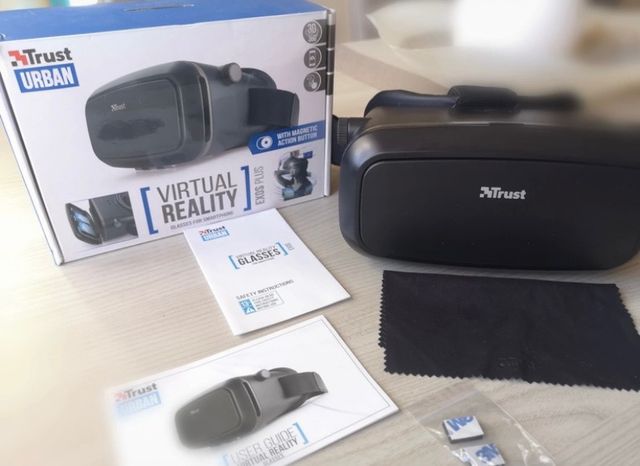 Virtual Reality Glasses smartphone. Trust Urban