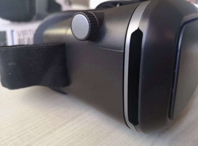 Virtual Reality Glasses smartphone. Trust Urban