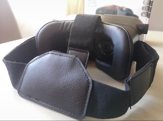 Virtual Reality Glasses smartphone. Trust Urban