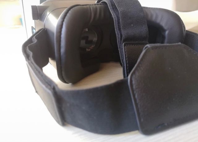 Virtual Reality Glasses smartphone. Trust Urban