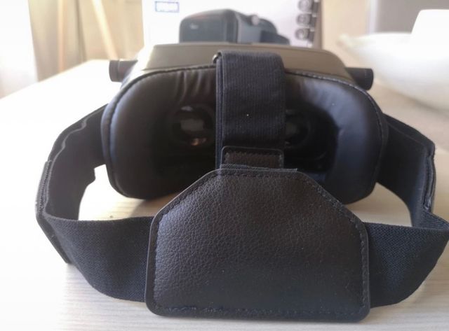 Virtual Reality Glasses smartphone. Trust Urban