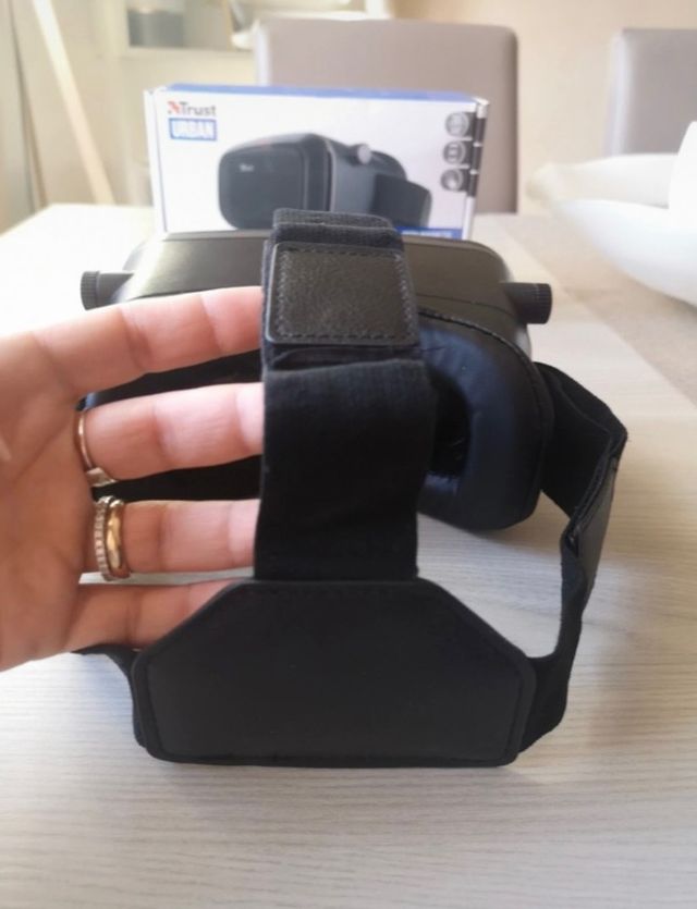 Virtual Reality Glasses smartphone. Trust Urban