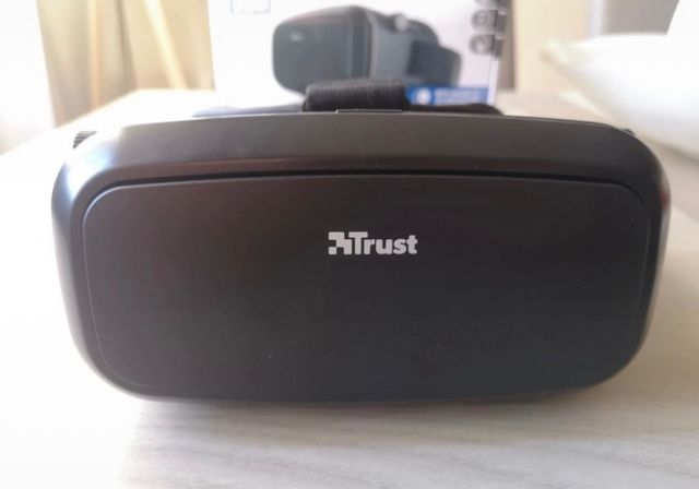 Virtual Reality Glasses smartphone. Trust Urban
