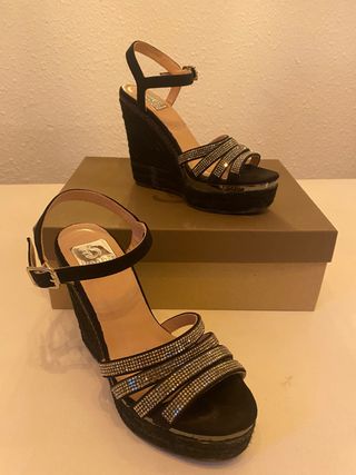 Sandalias de fiesta con cuña de segunda mano en WALLAPOP
