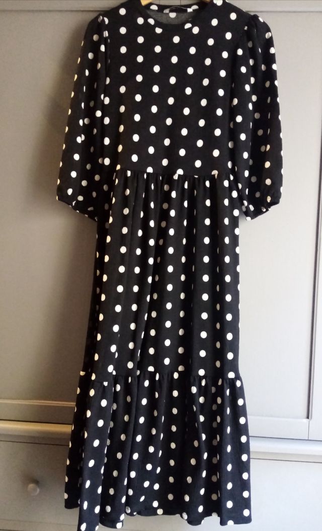 Vestido midi negro con topos blancos