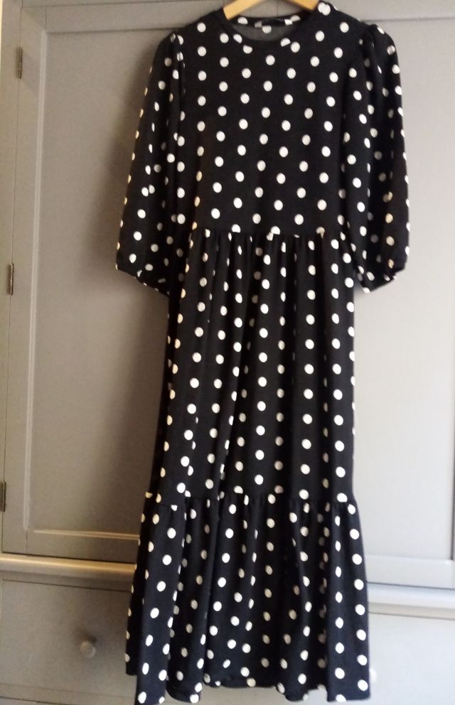Vestido midi negro con topos blancos