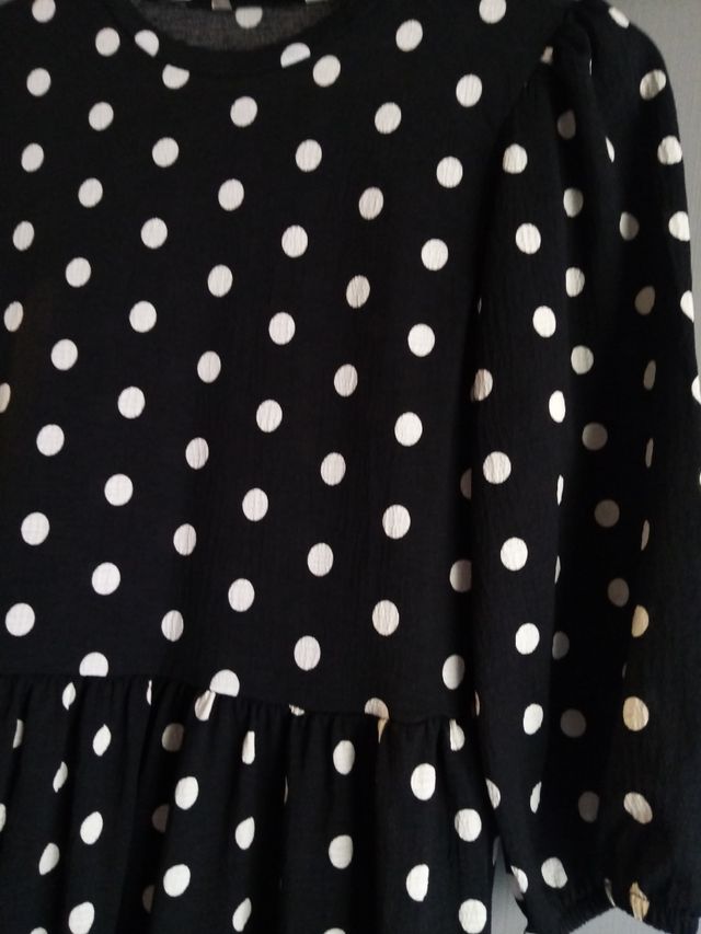 Vestido midi negro con topos blancos