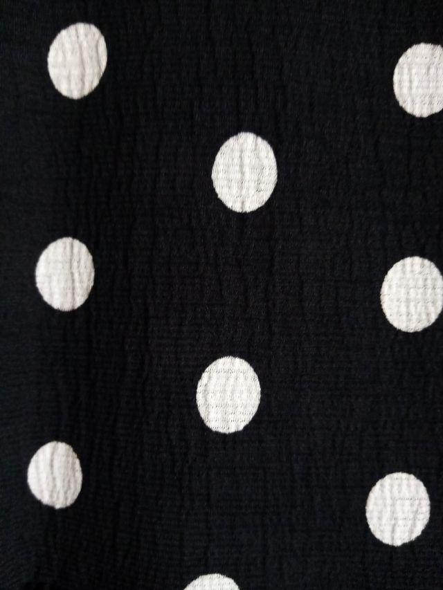 Vestido midi negro con topos blancos