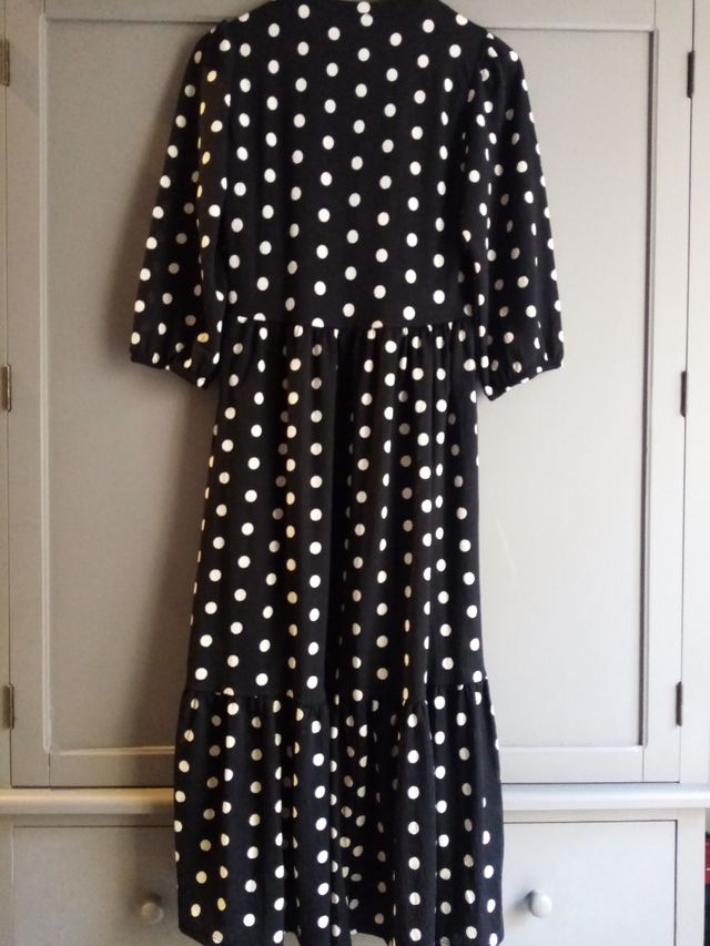 Vestido midi negro con topos blancos