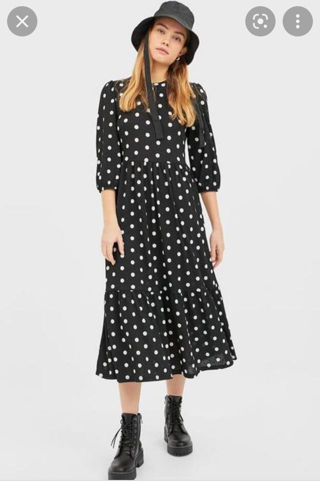 Vestido midi negro con topos blancos