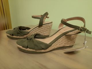 Sandalias esparto, Cuña, pulsera, Sfera de segunda mano por 8 EUR en Madrid  en WALLAPOP