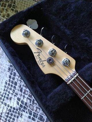 Bajo Fender Jazz de segunda mano en WALLAPOP