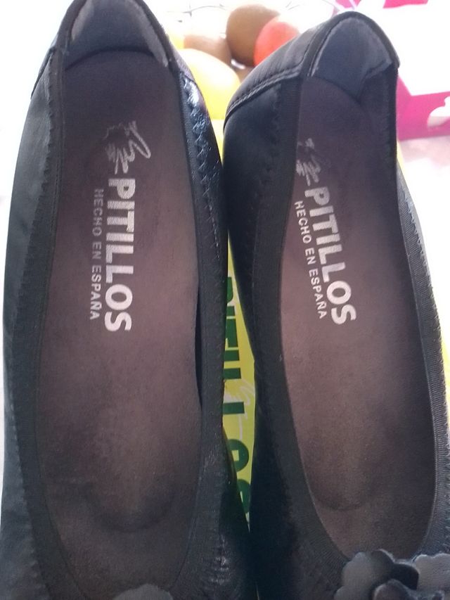 zapatos negros pitillos