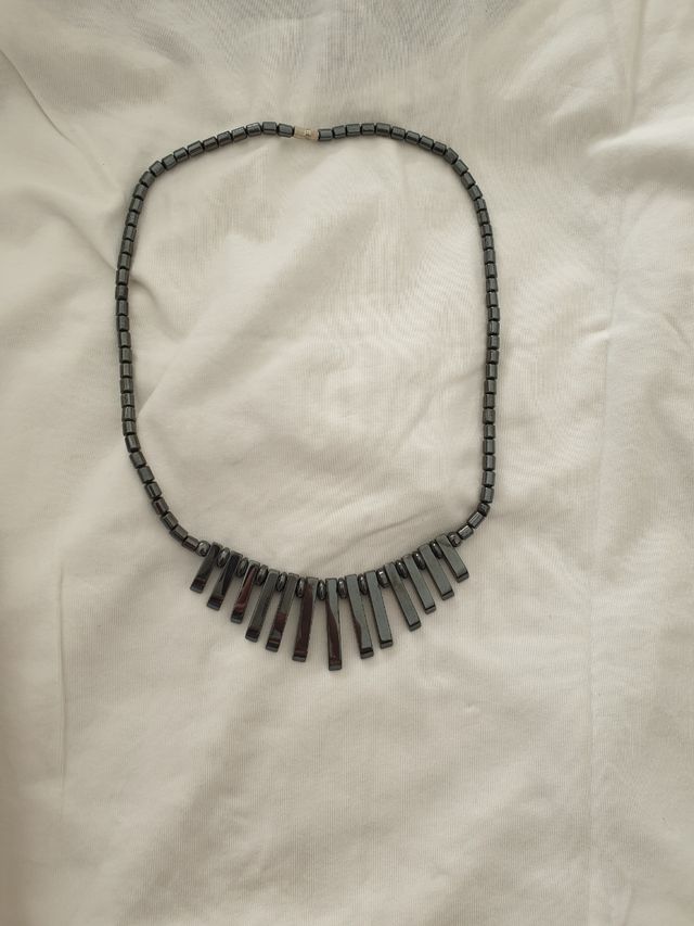 Collar gris oscuro