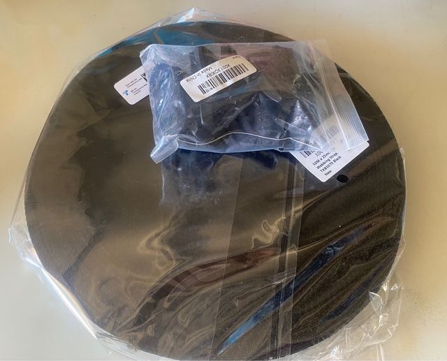 Fettuccia nera con 10 chiusure.