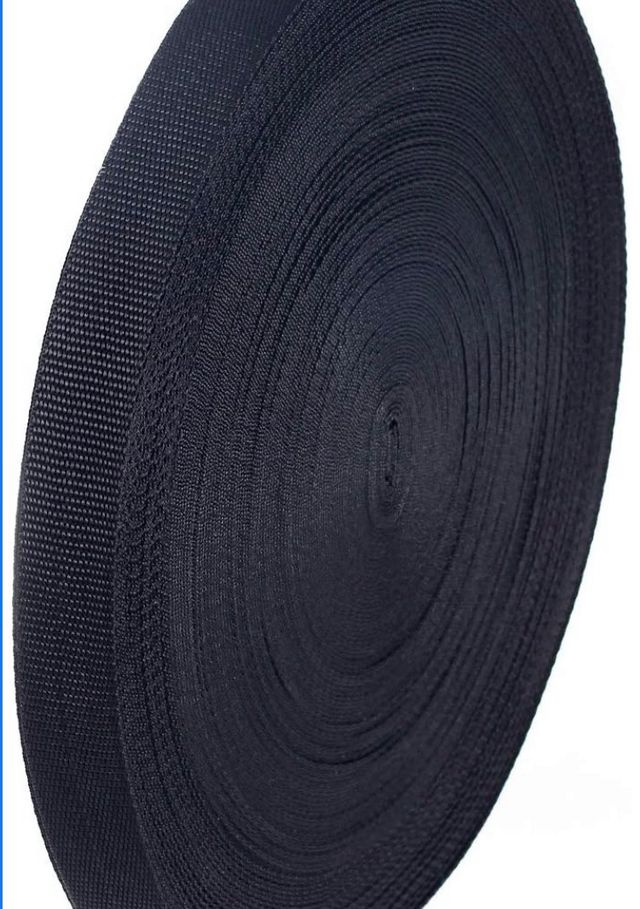 Fettuccia nera con 10 chiusure.