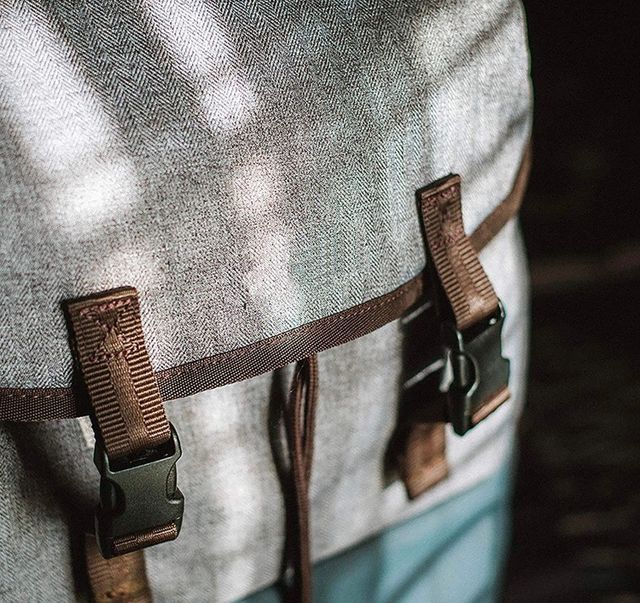 Fettuccia nera con 10 chiusure.