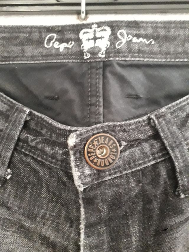 Tejano Pepe Jeans negro desgastado con dibujo flor