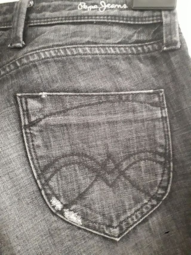 Tejano Pepe Jeans negro desgastado con dibujo flor