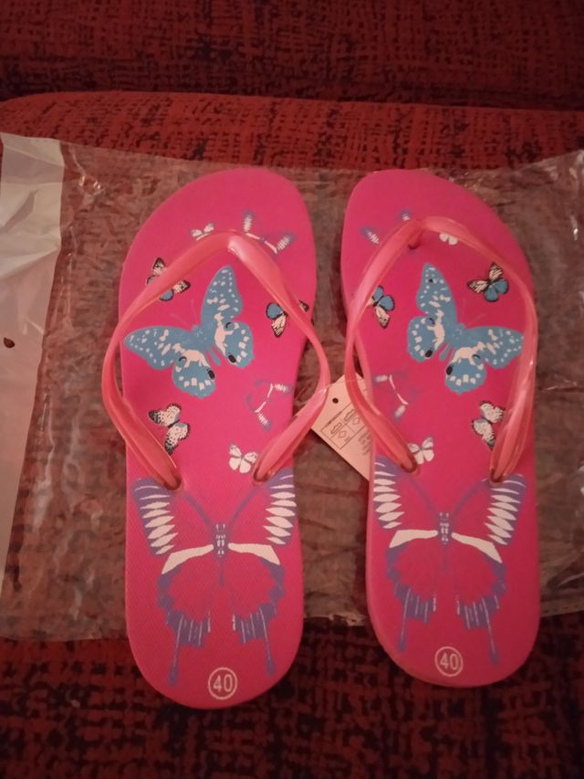 CHANCLAS NUEVAS.(CON ETIQUETA)