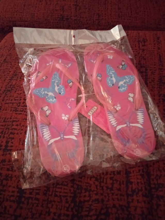 CHANCLAS NUEVAS.(CON ETIQUETA)